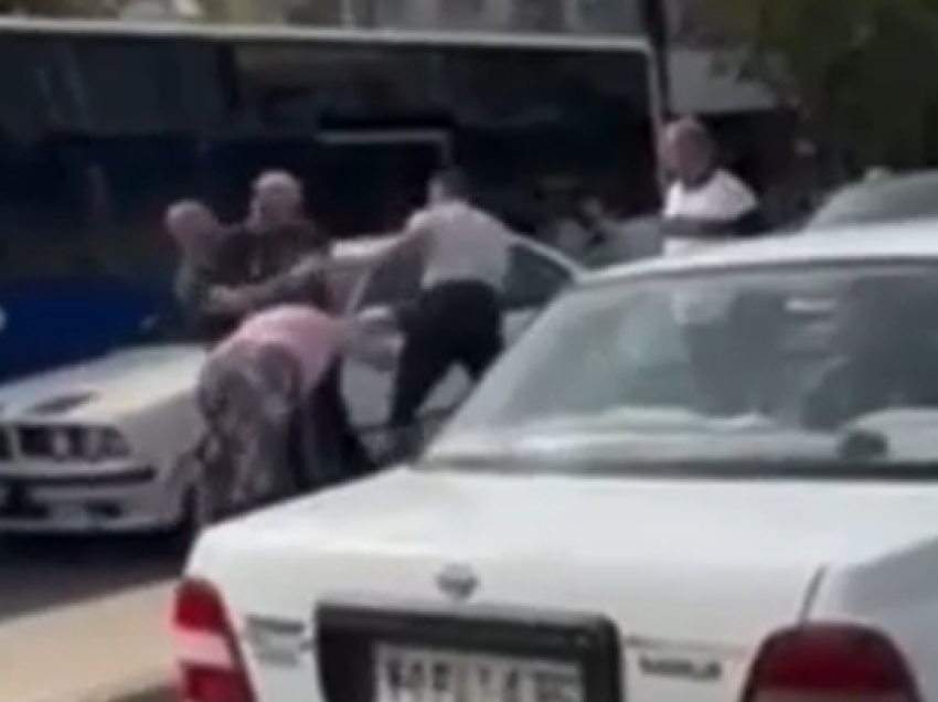 Tre persona dhunojnë shqiptarin dhe gruan e tij, e tërheqin zvarrë në mes të rrugës