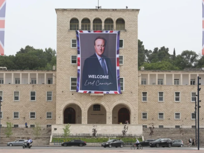 “Mirë se vjen Lord Cameron”, vendoset në Tiranë posteri gjigant për vizitën e ish-kryeministrit britanik