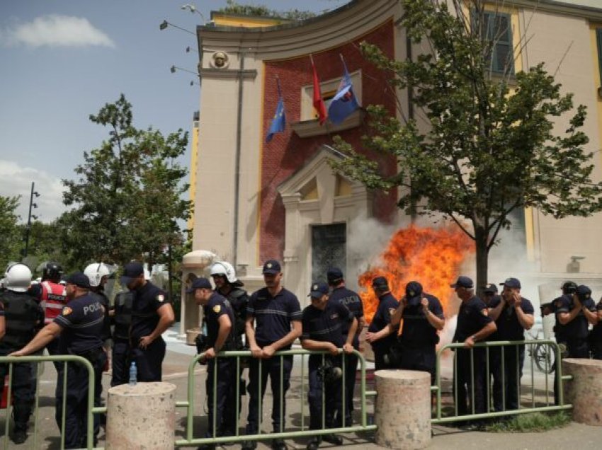 “Vjedhjet në Bashkinë e Tiranës, më të mëdha se në Afrikë”, Këlliçi nga protesta e opozitës: S’do të tërhiqemi!