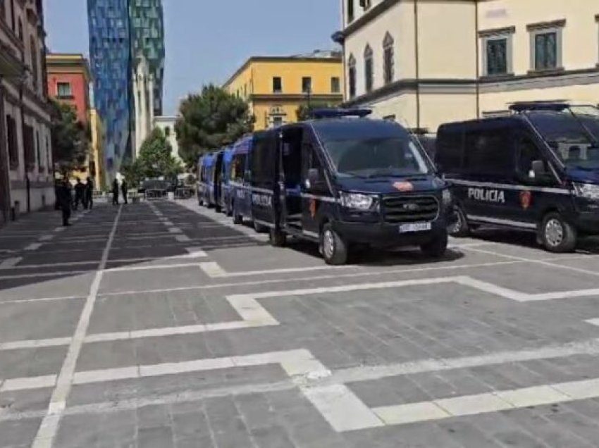 Sot protesta e opozitës, policia me plan masash, makina policie dhe autobote, çfarë po ndodh te Bashkia e Tiranës