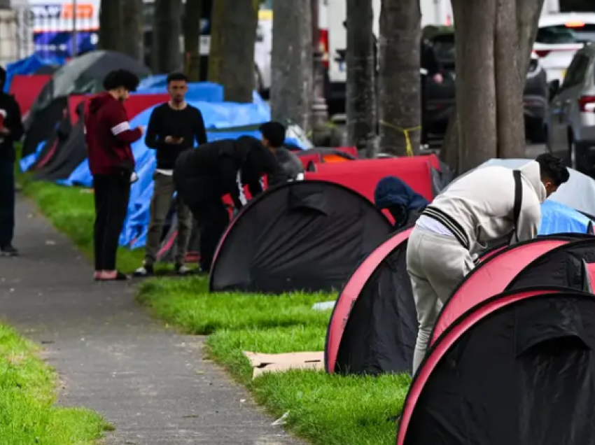 Migrantët në Irlandë - Midis fronteve me çadra plastike