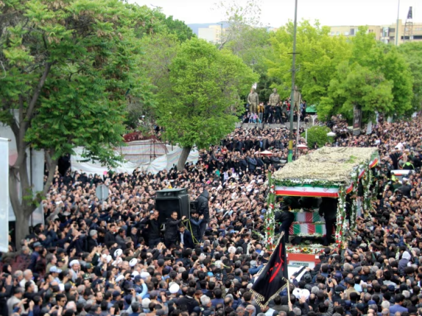 Iran, mbahet funerali i presidentit dhe drejtuesve të tjerë të lartë të vendit