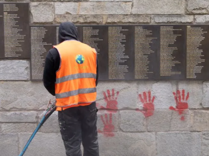 Media: Franca po heton rolin e mundshëm të Rusisë në mbishkrimet përkujtimore të Holokaustit në Paris