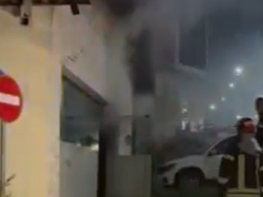 Zjarr në një objekt në Prishtinë, zjarrfikësit në vendin e ngjarjes