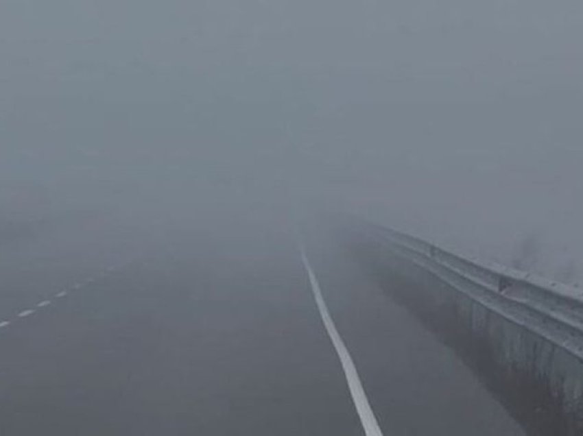 Mjegulla e dendur në rrugën e Arbrit, kufizohet qarkullimi në bypasin e Murrizit