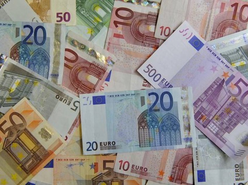 Banka e Shqipërisë ndalon “rrokullisjen” e euros, po e mban kursin pranë kufirit të 100 lekëve