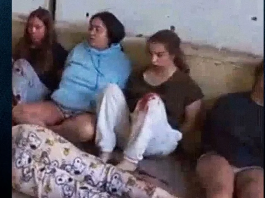 “Këto mund të jenë ato që mund të mbeten shtatzënë”/ Video monstruoze të grave të mbajtura peng nga Hamasi, shihen me gjak dhe…