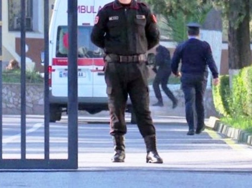 Tiranë/ Gardisti paraqitet në QSUT, u vetëplagos me armën e shërbimit