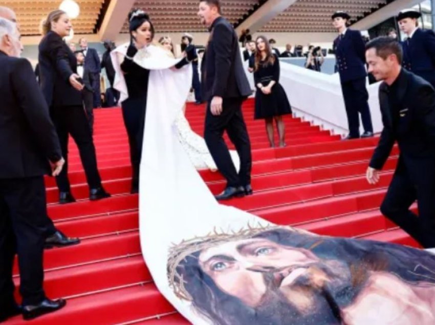 Një e ftuar mori vëmendje në Festivalin e Filmit në Kanë me një fustan me fytyrën e Krishtit