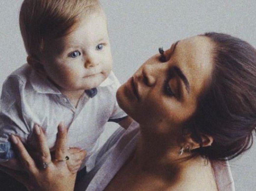 Fifi publikon momente të bukura me djalin e saj në krahë