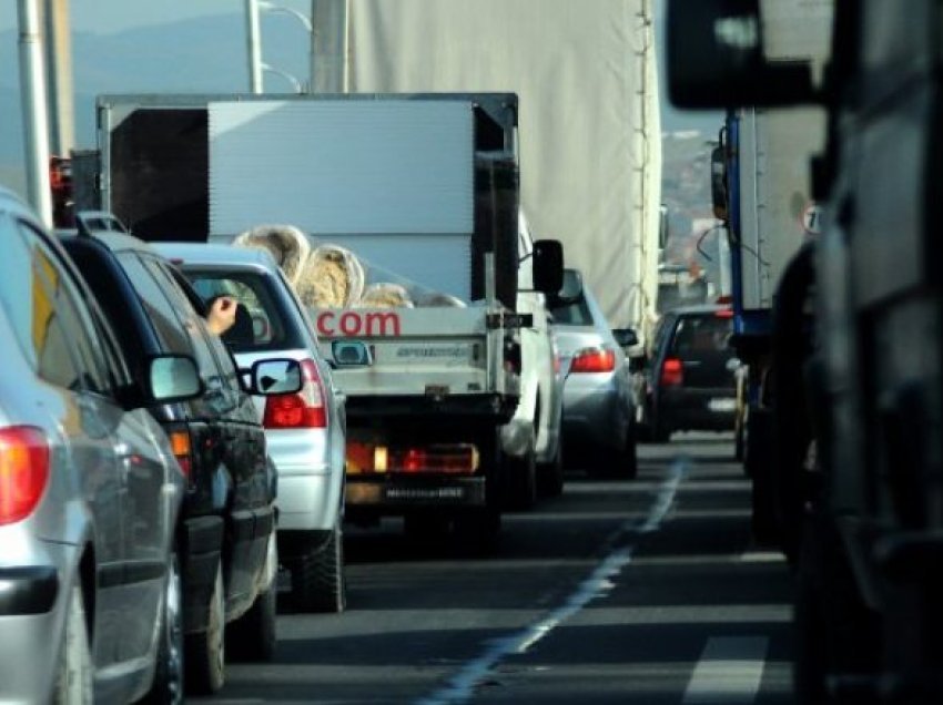Rritet numri i automjeteve në pikat kufitare, qytetarët e RMV-së jashtë vendit për fundjavën e zgjatur