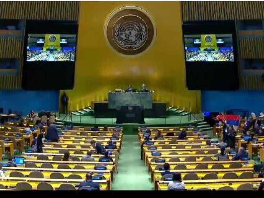 Pamjet/ Vuçiq provokoi pas seancës së OKB-së: Ngriti flamurin serb dhe çoi tre gishta