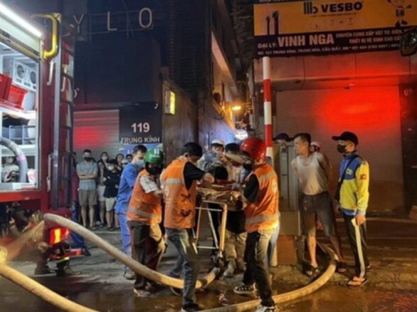 Zjarr në një ndërtesë pesëkatëshe në Hanoi të Vietnamit, 14 persona të vdekur