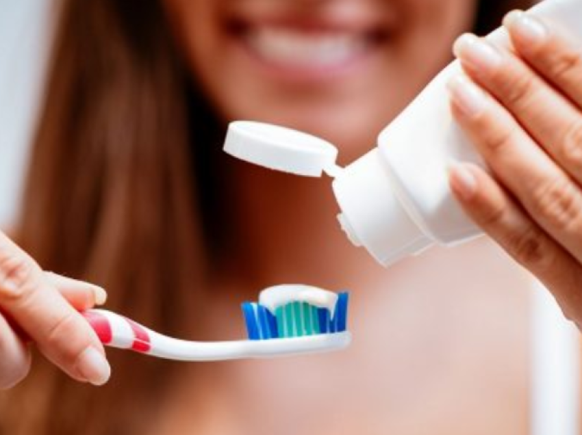 Dentisti zbulon një gabim të zakonshëm që e bëni derisa i pastroni dhëmbët