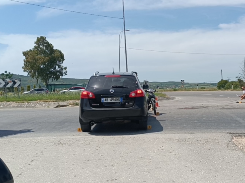 Aksident në autostradën Lushnjë-Fier, plagoset drejtuesi motoçikletës. Udhëtonte pa kaskë