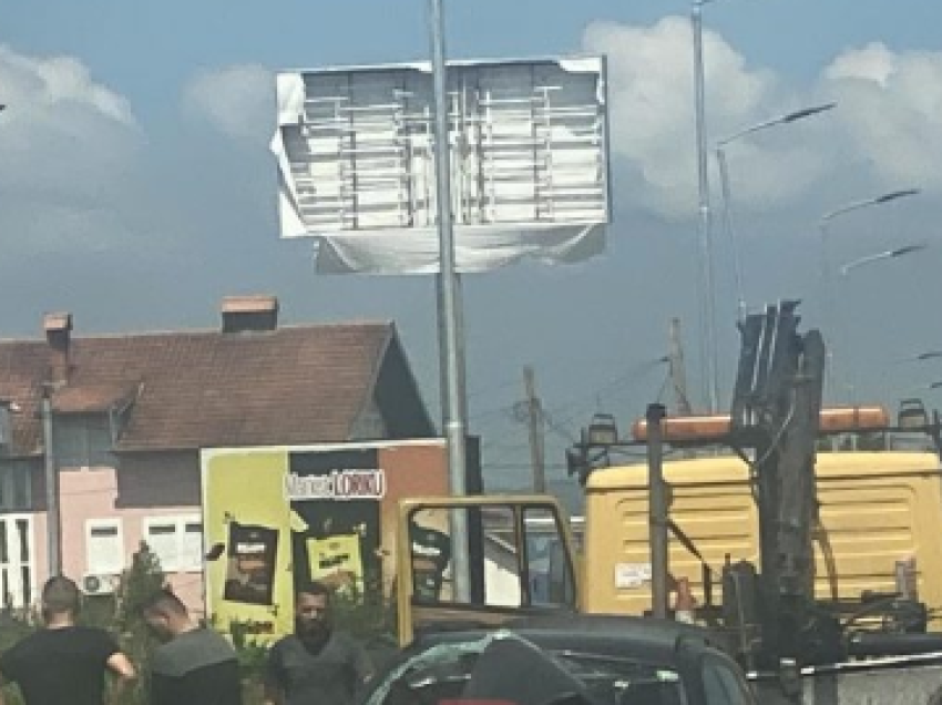 Vetaksident në Dobërllukë të Vushtrrisë, vetura përplaset në barrierat e rrugës