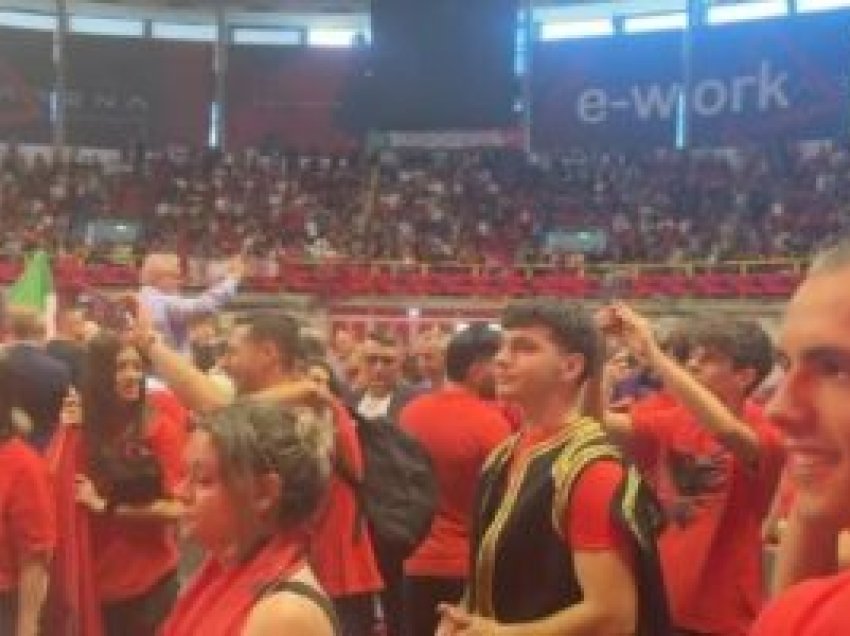 Turi me diasporën/ Muzikë dhe flamuj, shqiptarët e Italisë ‘ndezin’ stadiumin në Milano