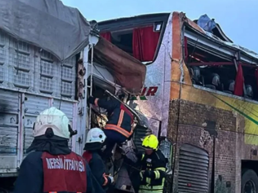 10 të vdekur e 39 të plagosur nga përplasja e një autobusi me një kamion e dy makina në Turqi
