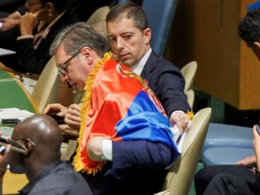 Si u krijua imazhi patetik i Vuçiqit me flamur? Gruaja në delegacionin serb ia bën foton dhe qesh
