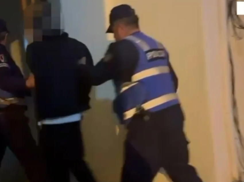 Kapet në flagrancë hajduti në Lushnjë, 22-vjeçari hyri në një banesë, policia e arreston