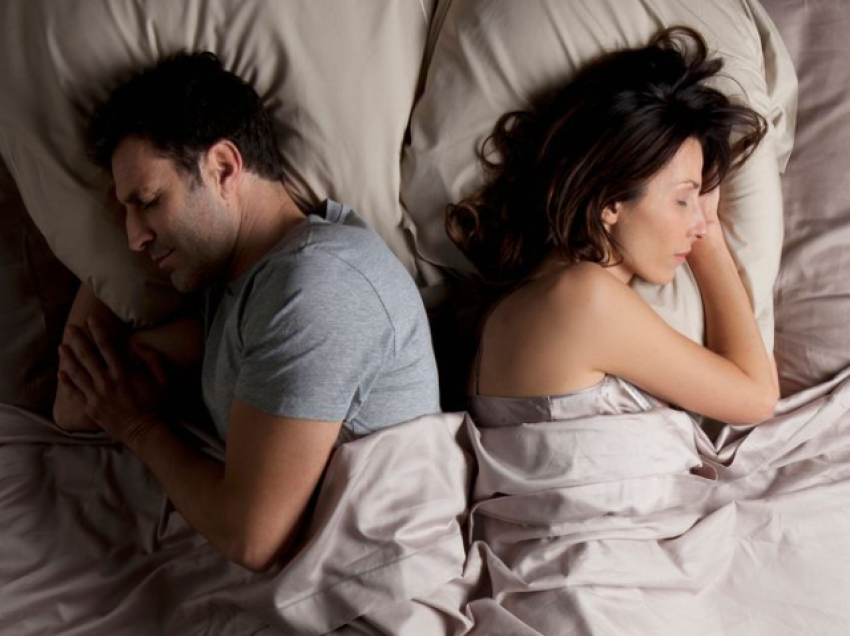 Një doktor thotë se burri dhe gruaja nuk duhet të flenë në të njëjtin shtrat
