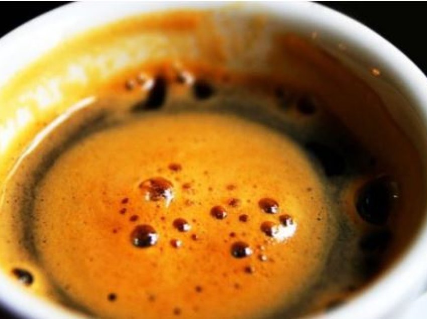 Pse nuk duhet të pini kafe me stomakun bosh, ja efektet anësore që ju shkakton