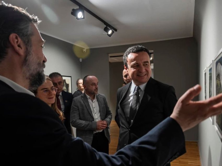 Kurti, Çeku e Çobaj vizitojnë Galerinë Kombëtare të Kosovës, i kushtojnë vëmendje ekspozitës së artistit të ndjerë Gjelosh Gjokaj