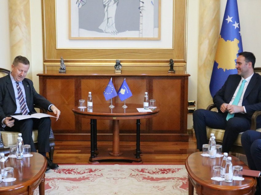 Konjufca priti në takim ambasadorin e BE-së, Szunyog – Biseduan për bashkëpunimin mes Kosovës dhe BE-së