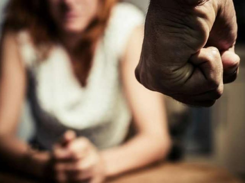 E rëndë në Drenas: Burri e rrah brutalisht gruan, e godet me shkop druri
