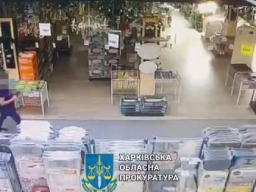 Momenti kur rusët bombardojnë një dyqan në Kharkiv