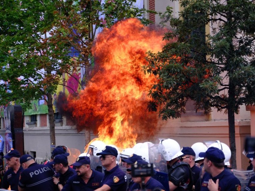 Breshëri molotovësh ndaj Bashkisë, opozita kërkon me zjarr dorëheqjen e Veliajt
