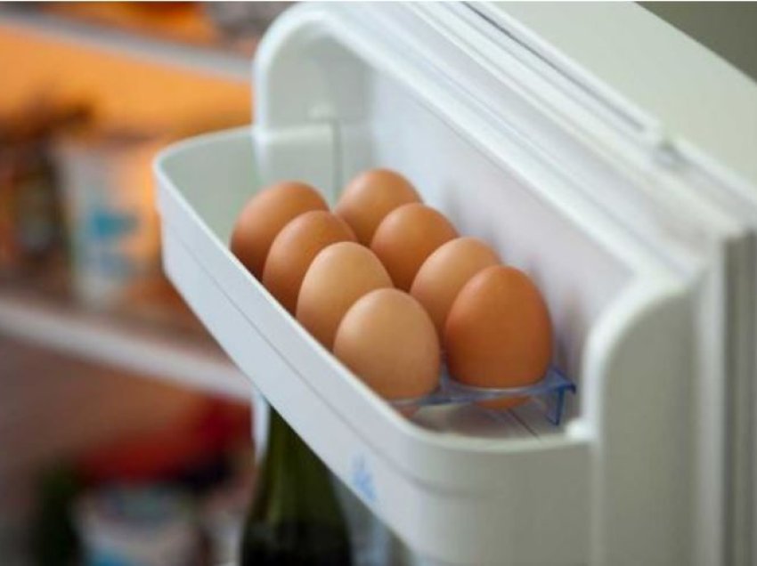 Nëse i mbani vezët te dera e frigoriferit, po bëni gabim! Eksperti tregon vendi e duhur për to