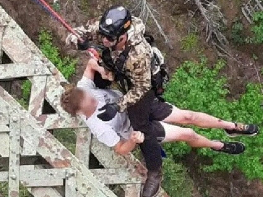 ​Bie nga lartësia 120 metra, alpinisti shpëton me lëndime të lehta
