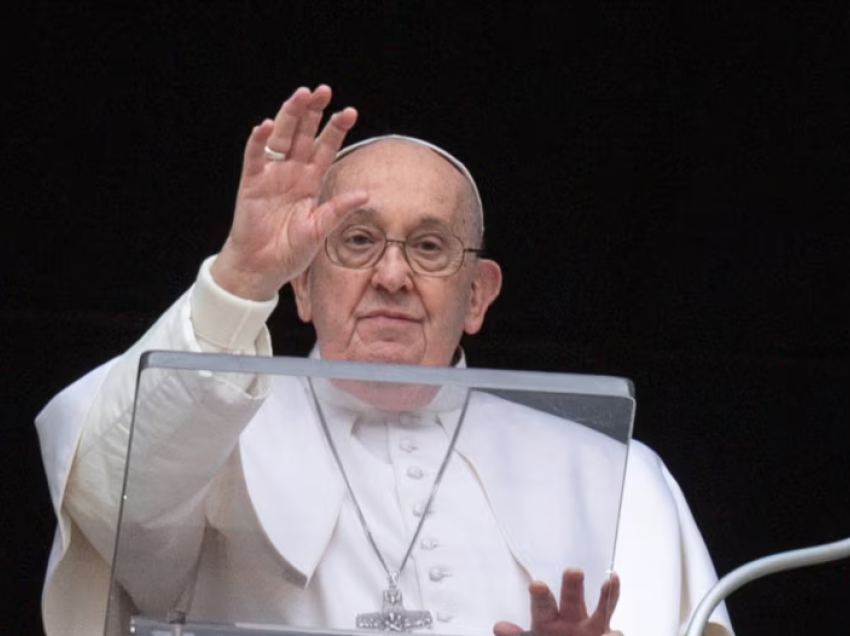 Papa kërkon falje, pasi u raportua se përdori term fyes homofobik