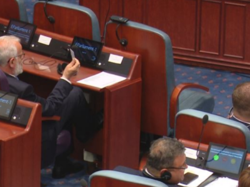 Xhaferi ulet në pozitën e kryeministrit në Kuvend: Nuk mund në të njëjtën kohë të kryej dy funksione