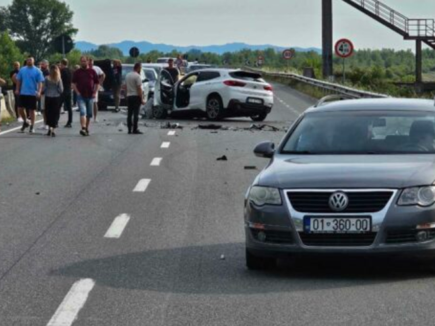 Dy vetura me targa të Kosovës aksidentohen në Milot