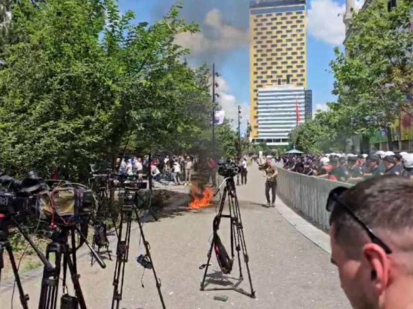 Molotovi rrezikoi jetën e gazetarëve dhe operatorëve në protestë, reagon AMA: Autoritetet të marrin masa të menjëhershme