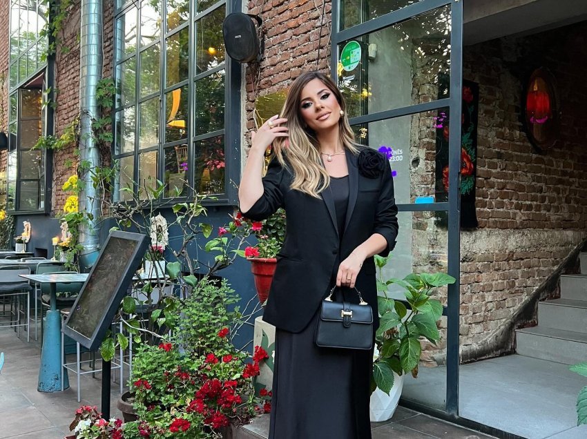 Bashkëshortja e Labit shfaqet elegante rrugëve të Prishtinës