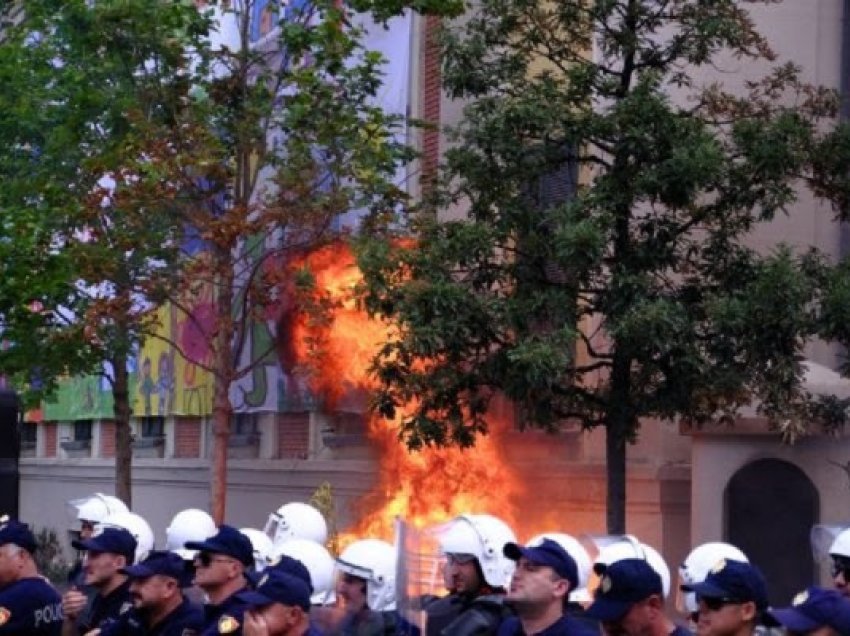 ​Protesta në Tiranë, hidhet molotov drejt bashkisë, rrezikohet jeta e efektivëve