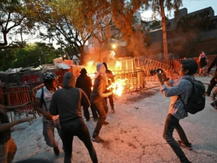 Përleshje mes një grupi protestuesish dhe policisë meksikane, tentonin t’ia mësynin ambasadës izraelite në Mexico City