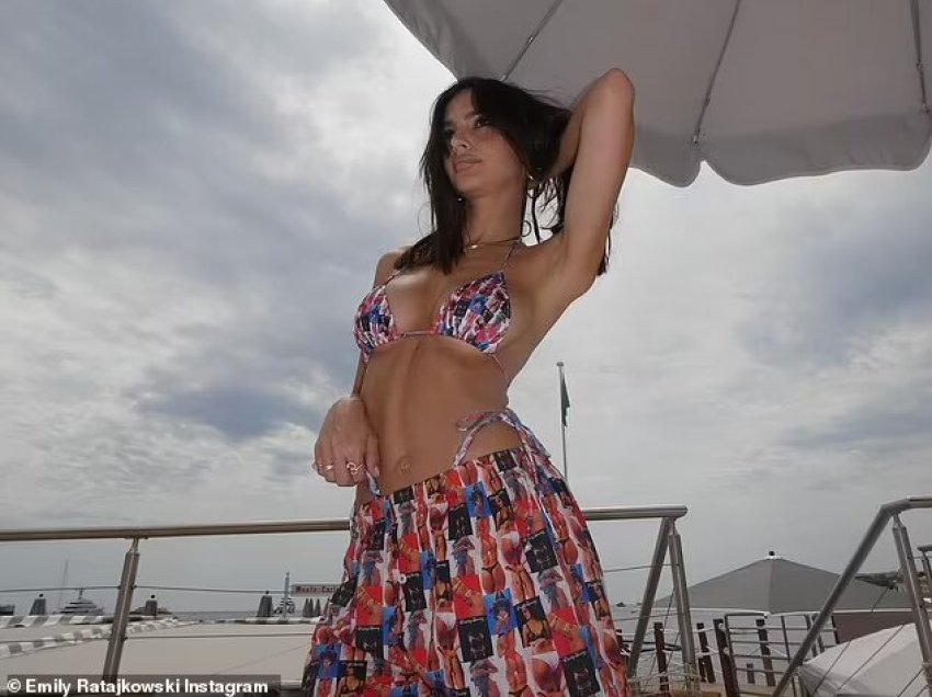 Emily Ratajkowski tregon figurën e saj spektakolare në bikini, në pushimet në Monaco