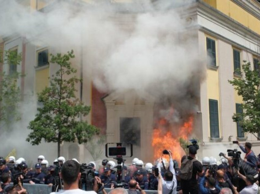 Protesta me molotov në bashkinë e Tiranës, ndalohet 49-vjeçari