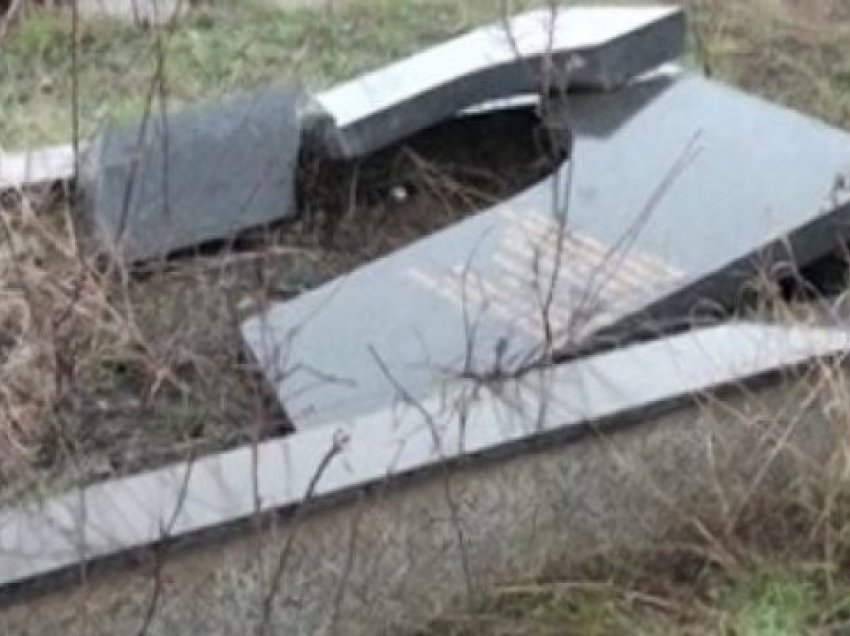 Dëmtohen disa varreza e shkruhen grafitë në një objekt fetar në Ranillug