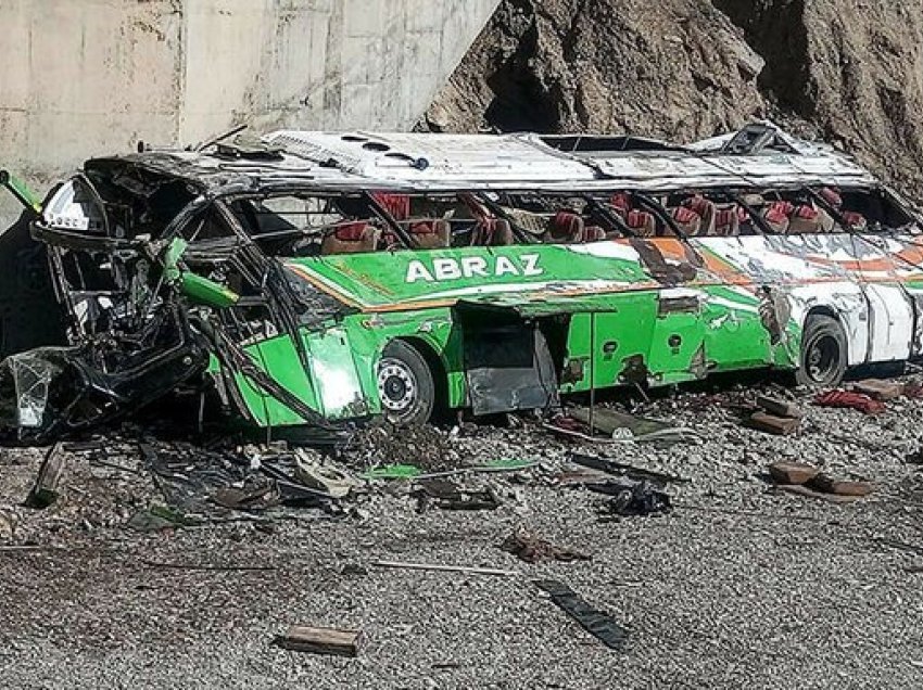  Autobusi bie në luginë dhe bëhet copash, raportohen 28 të vdekur dhe 22 të plagosur