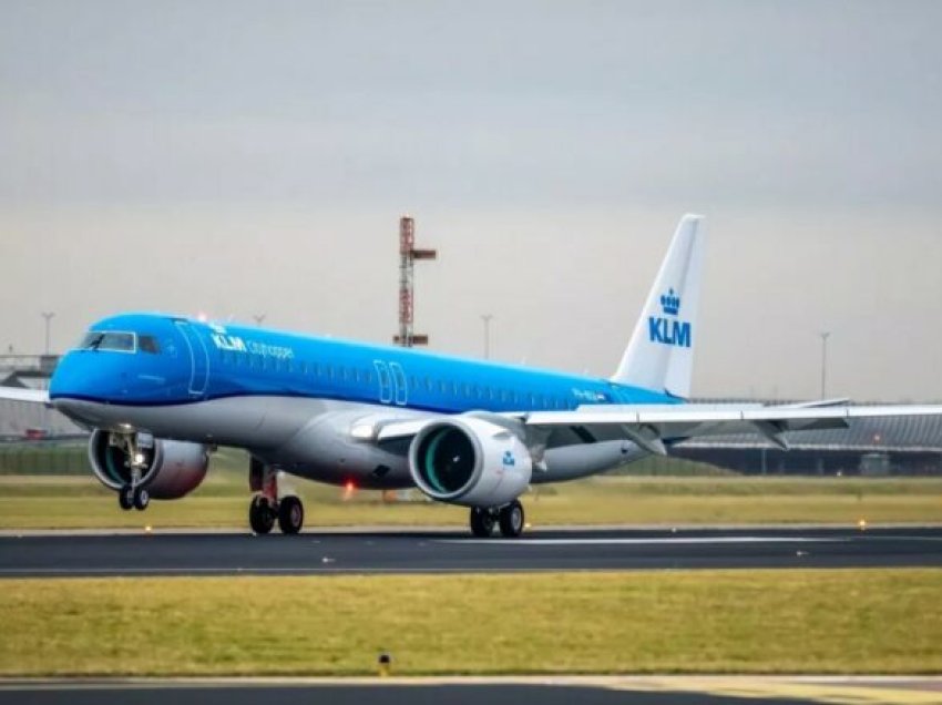 Humb jetën një burrë në aeroportin e Amsterdamit, bie në motorin e aeroplanit