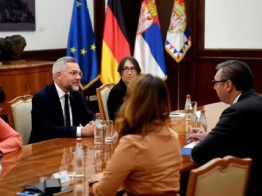 Pas përplasjeve, Vuçiq e pret në takim politikanin gjerman në Beograd