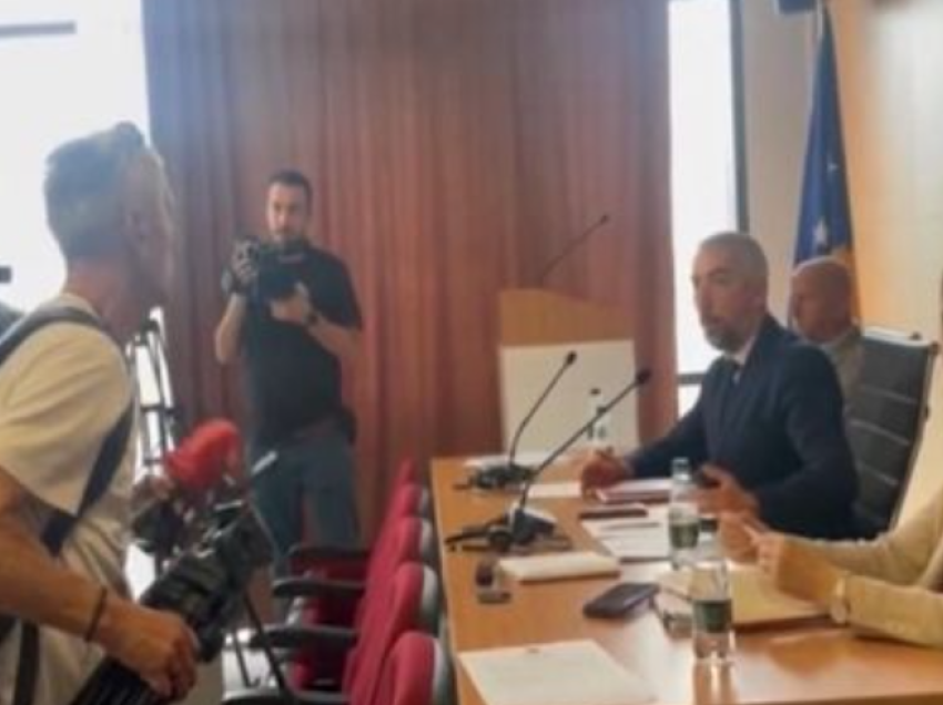AGK reagon pasi kuvendi komunal i Mitrovicës së Veriut nuk i lejoi mediat të përcjellin seancën
