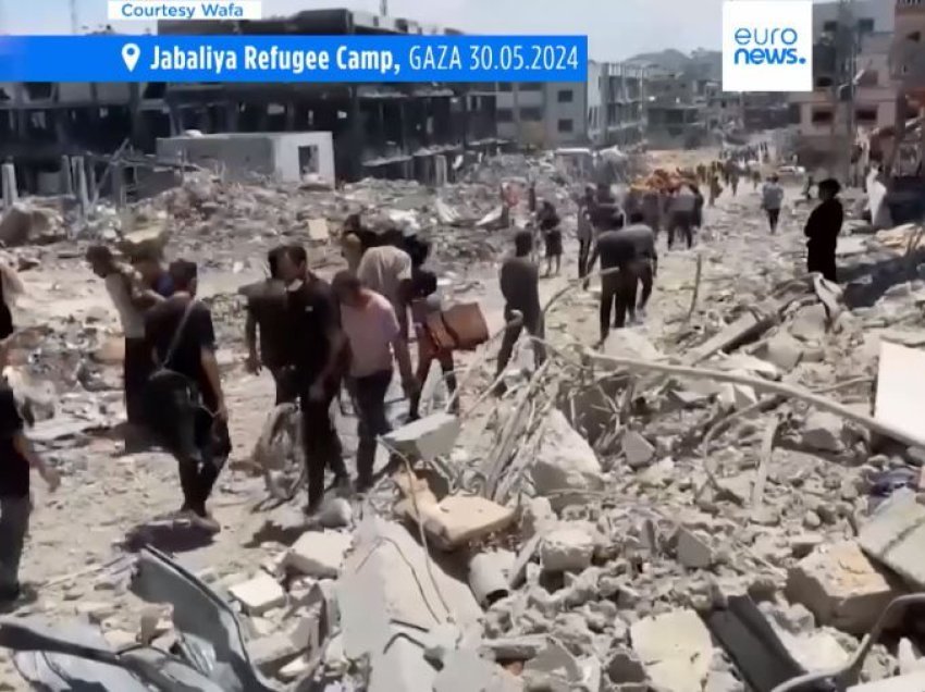 Palestinezët kërkojnë sendet nën rrënojat në kampin e refugjatëve Jabaliya
